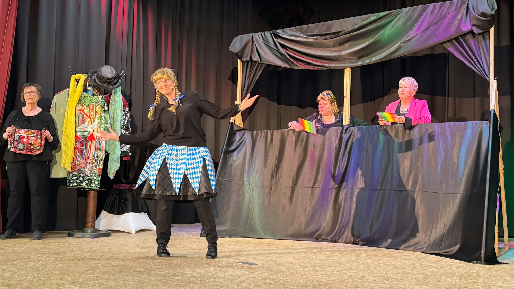 Weibs-Bilder auf der Bühne