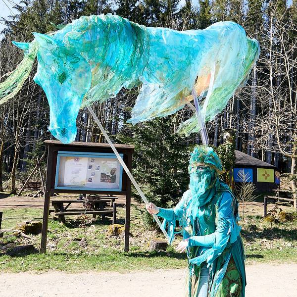 Als Fabelwesen kostümierte Schauspieler sind im Wildgehege Hellenthal zu sehen.