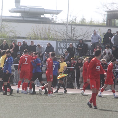 Der Rheidter Torschütze Gökhan Maru sieht die Rote Karte. Am Ende bringt sein Team den 1:0-Sieg gegen den 1. FC Niederkassel über die Zeit.