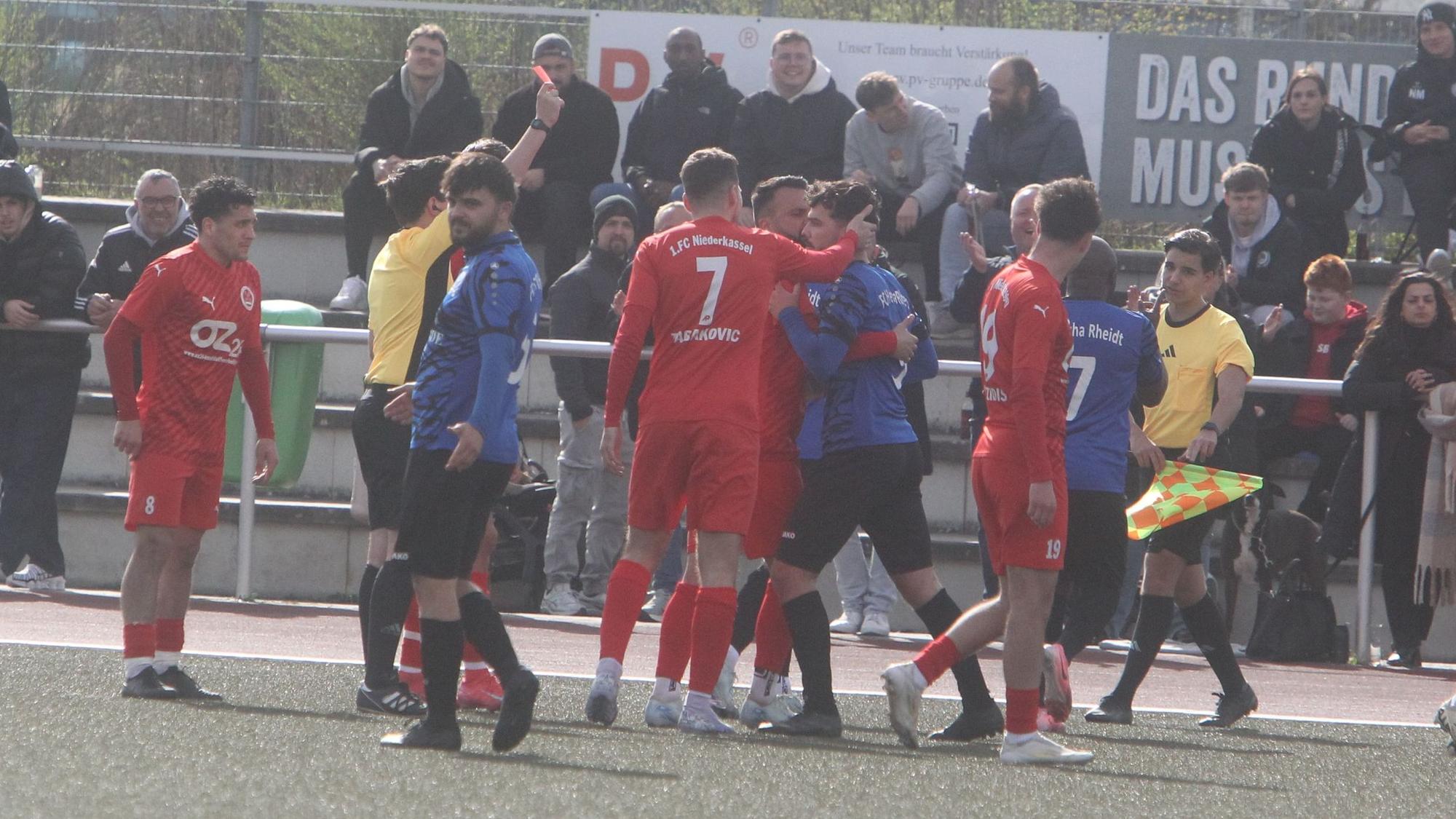 Der Rheidter Torschütze Gökhan Maru sieht die Rote Karte. Am Ende bringt sein Team den 1:0-Sieg gegen den 1. FC Niederkassel über die Zeit.