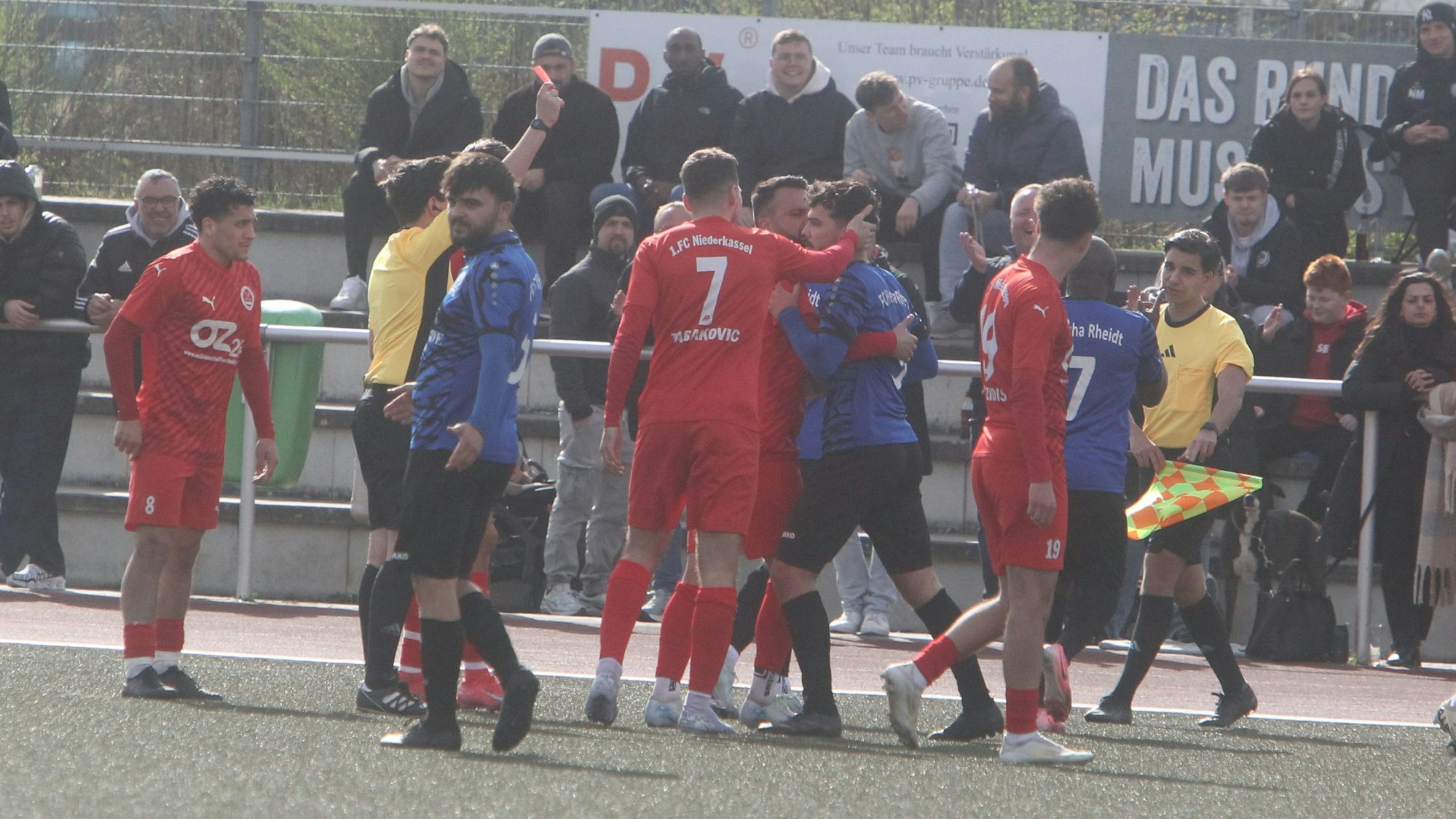 Der Rheidter Torschütze Gökhan Maru sieht die Rote Karte. Am Ende bringt sein Team den 1:0-Sieg gegen den 1. FC Niederkassel über die Zeit.