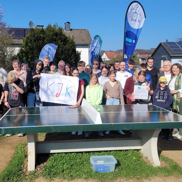 Das Foto zeigt die neue Tischtennisplatte in Dürscheid