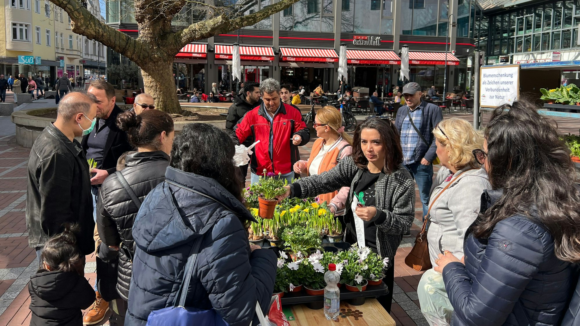Blumenstand der Iranischen Gemeinde in der Wiesdorfer Fußgängerzone