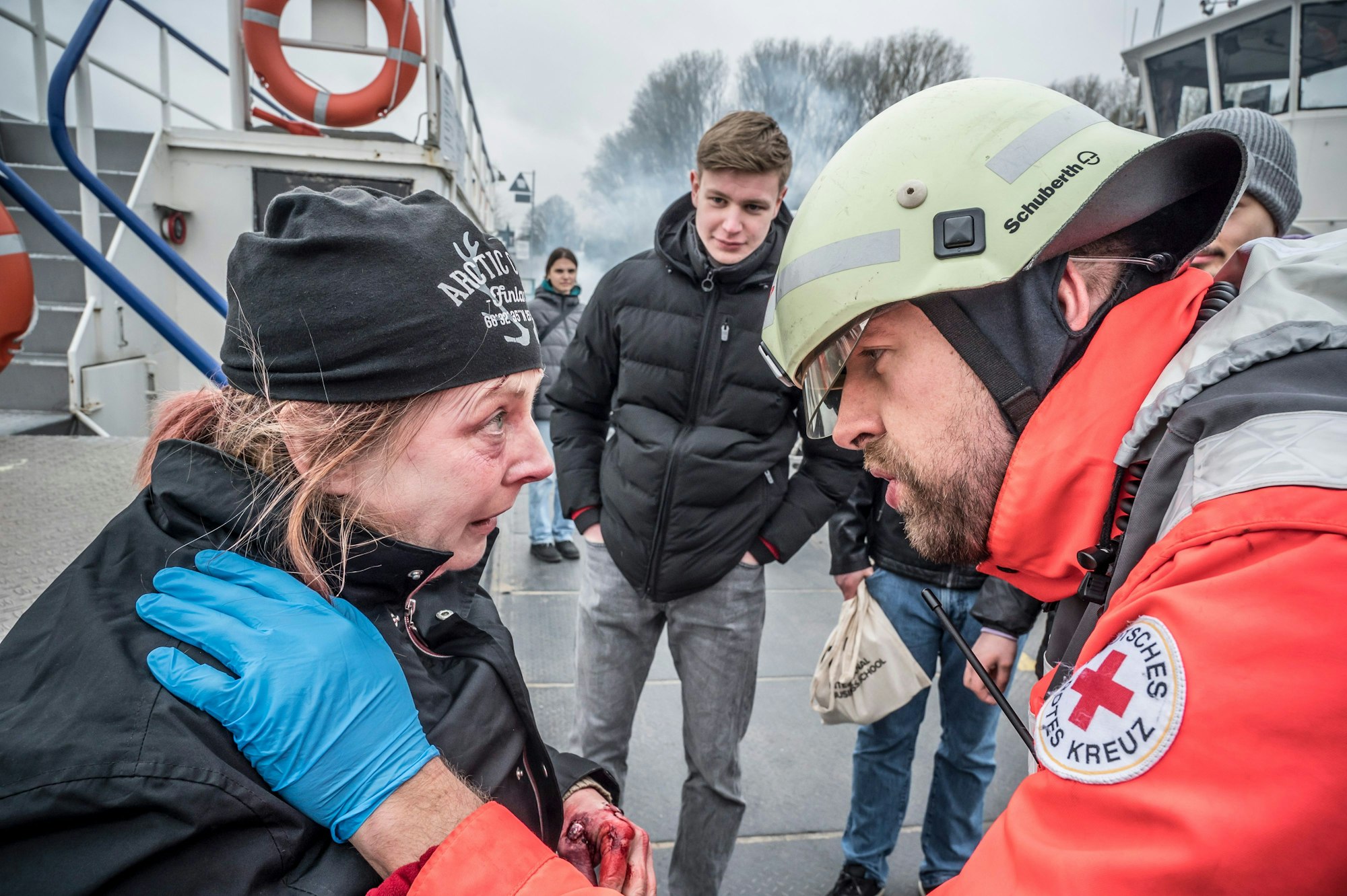 Übung an der Hitdorfer Fähre mit DLRG, Feuerwehr, DRK, Freiwillige Feuerwehr. Foto: Ralf Krieger