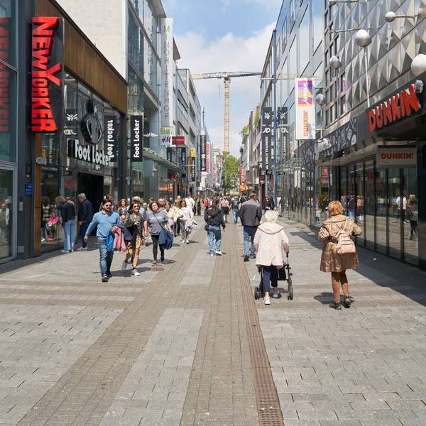 Menschen spazieren in der Hohe Straße in Köln.