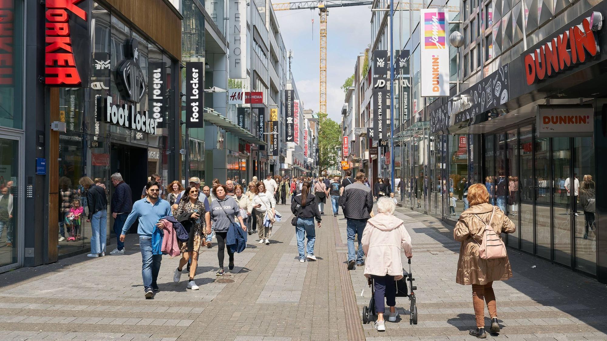 Menschen spazieren in der Hohe Straße in Köln.