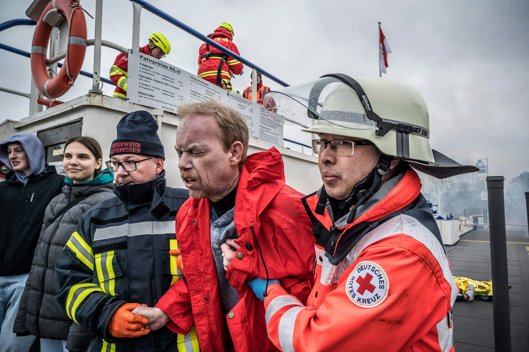 Übung an der Hitdorfer Fähre mit DLRG, Feuerwehr, DRK, Freiwillige Feuerwehr. r