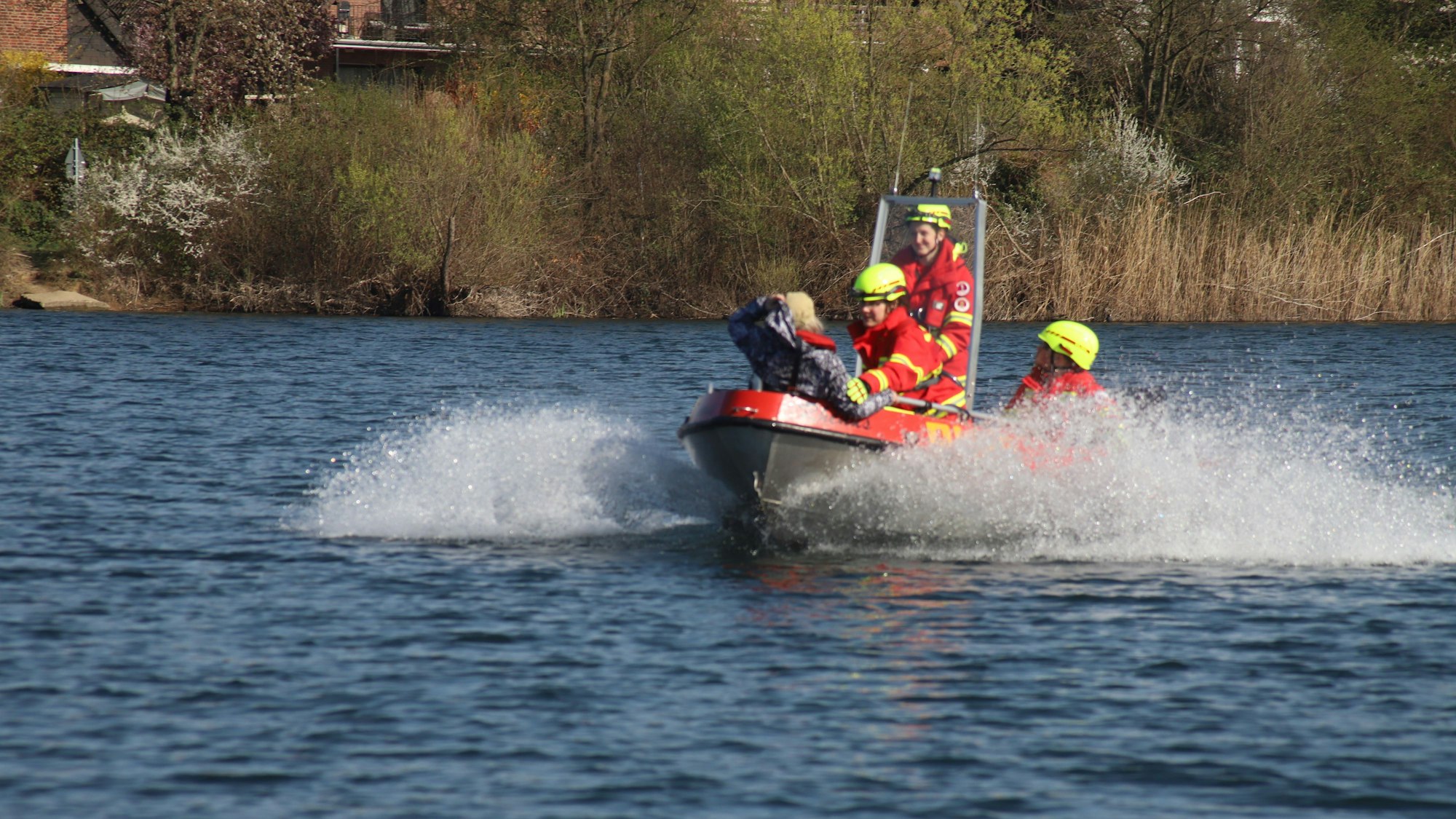 Auch Darsteller mit Handicaps mussten per Boot zum rettenden Ufer gebracht werden, hier eine Darstellerpuppe.