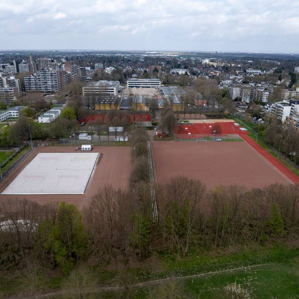 Die Plätze südlich des Georg-Büchner-Gymnasiums in Weiden könnten im Ringen von FC-Profis und Fußball-Amateuren um Trainingsflächen eine Rolle spielen.