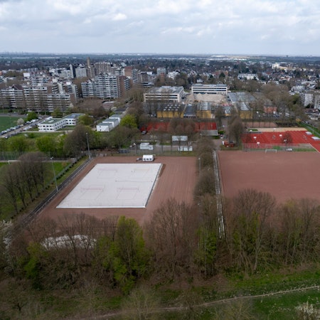 Die Plätze südlich des Georg-Büchner-Gymnasiums in Weiden könnten im Ringen von FC-Profis und Fußball-Amateuren um Trainingsflächen eine Rolle spielen.