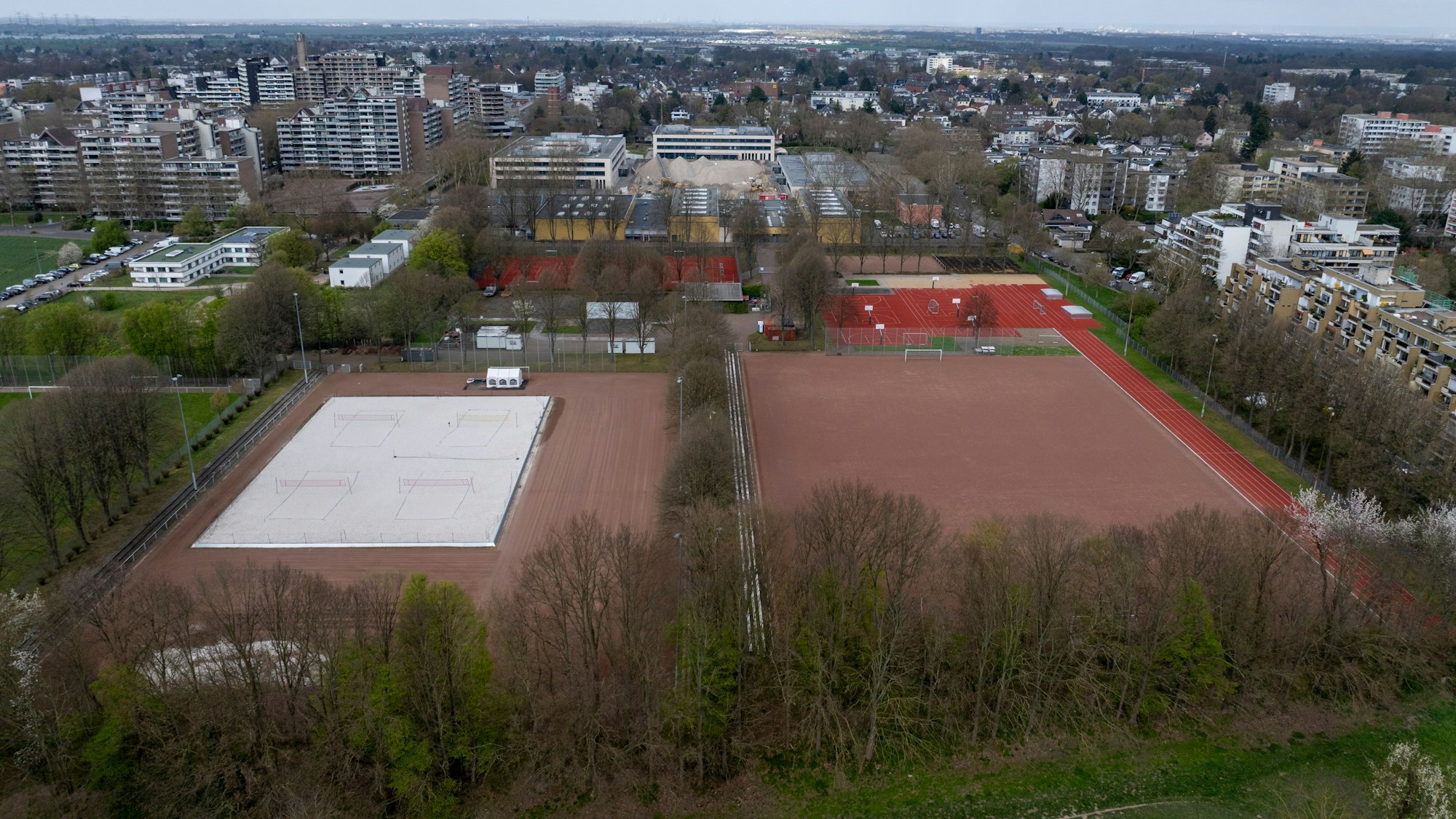 Die Plätze südlich des Georg-Büchner-Gymnasiums in Weiden könnten im Ringen von FC-Profis und Fußball-Amateuren um Trainingsflächen eine Rolle spielen.