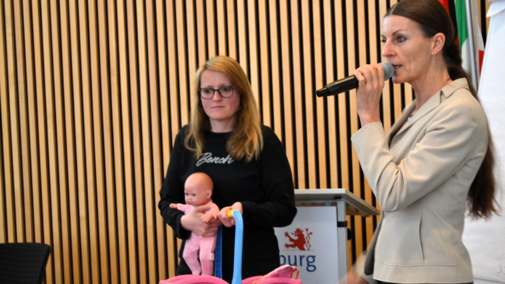 Janin Harig (rechts) und Sabrina Prior schildern im Rollenspiel die schwierige Situation misshandelter Mütter.