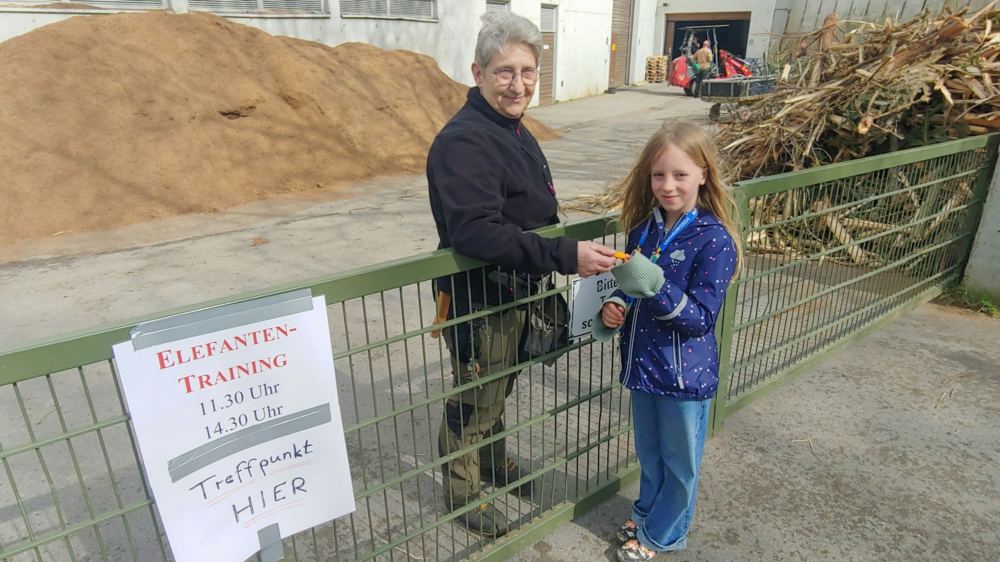 Elefantenpflegerin und Gehege-Kuratorin im Kölner Zoo, Ingrid Wallner, erläutert großen und kleinen Gästen wie Charlotte genau, was es an spannenden Informationen über die grauen Riesen zu erfahren gibt.