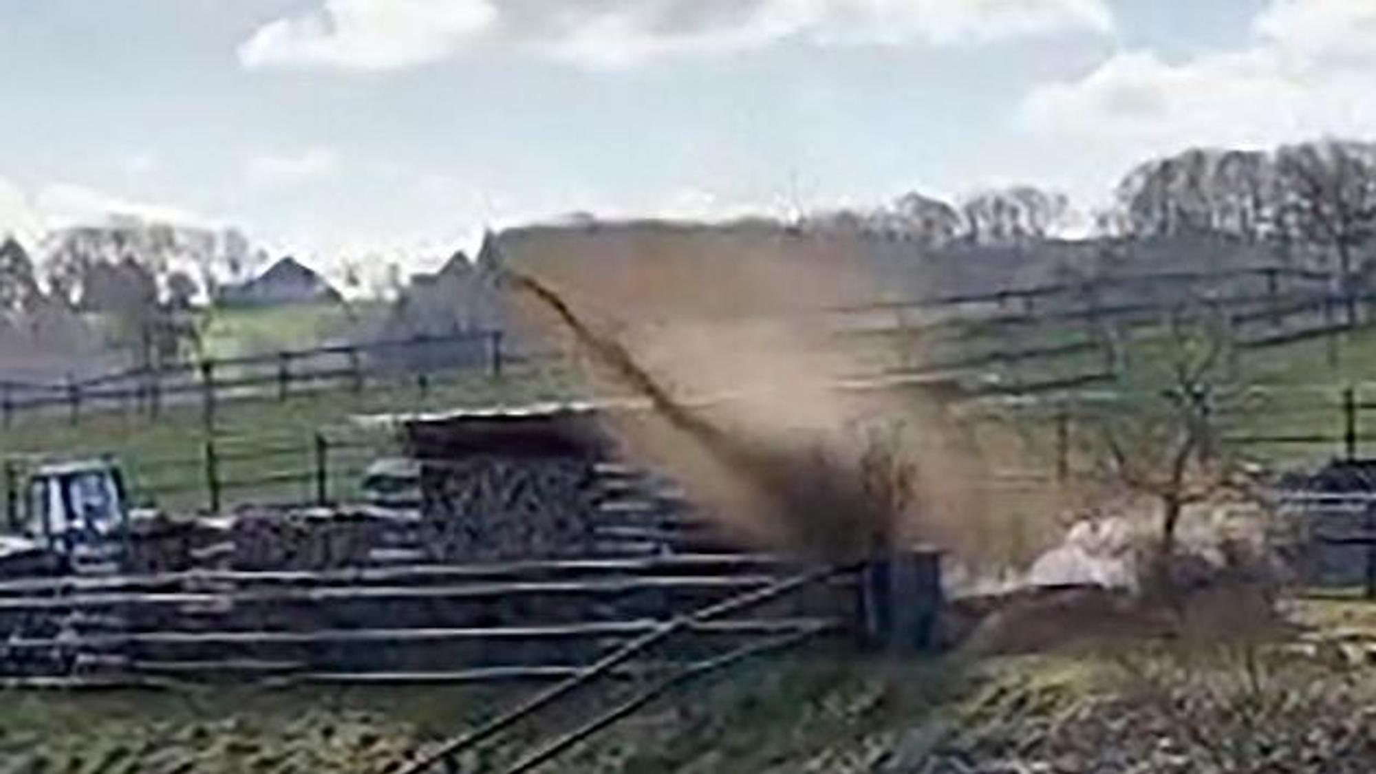 Sand spritzt durch die Luft, als eine Granate aus dem Zweiten Weltkrieg in Schleiden-Morsbach kontrolliert gesprengt wird.