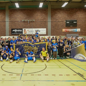 Gruppenbild der erfolgreichen Mannschaft umringt von Fans.