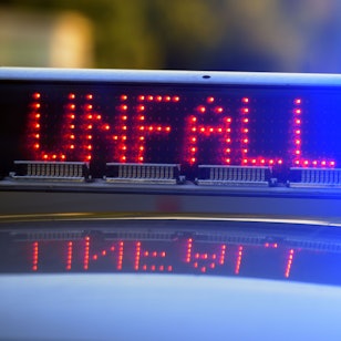 Auf einem Polizeifahrzeug warnt eine Leuchtschrift vor einer Unfallstelle. (Symbolbild)