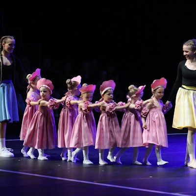 Die Hauptdarstellerinnen Jess (Elda Pllana, links) und Bella (Katharina Haar, rechts) mit kleinen Seemuscheln.