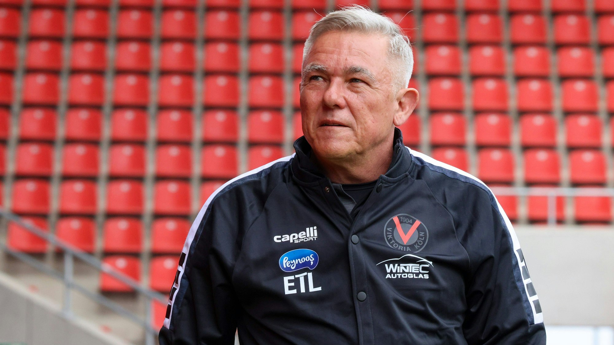 Cheftrainer Olaf Janssen Viktoria Koeln beim Spiel FC Ingolstadt 04 gegen Viktoria Koeln am 30.03.2025, DFB regulations prohibit any use of photographs as image sequences and/or quasi-video. GER, Fussball, 3. Liga, Spieltag 30, FC Ingolstadt 04 gegen Viktoria Koeln, 30.03.2025, Audi Sportpark Ingolstadt *** Head coach Olaf Janssen Viktoria Koeln at the match FC Ingolstadt 04 vs Viktoria Koeln on 30 03 2025, DFB regulations prohibit any use of photographs as image sequences and or quasi video GER, Football, 3 Liga, Matchday 30, FC Ingolstadt 04 vs Viktoria Koeln, 30 03 2025, Audi Sportpark Ingolstadt Copyright: xEibner-Pressefoto/OliverxSTRISCHx EP-OSH