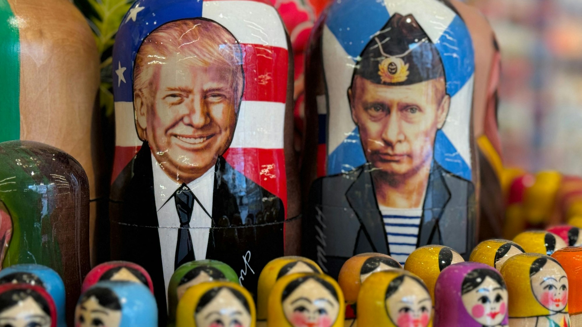 Matruschka-Puppen mit den Porträts von US-Präsident Donald Trump und Kremlchef Wladimir Putin in einem Touristenshop in Moskau. (Archivbild)