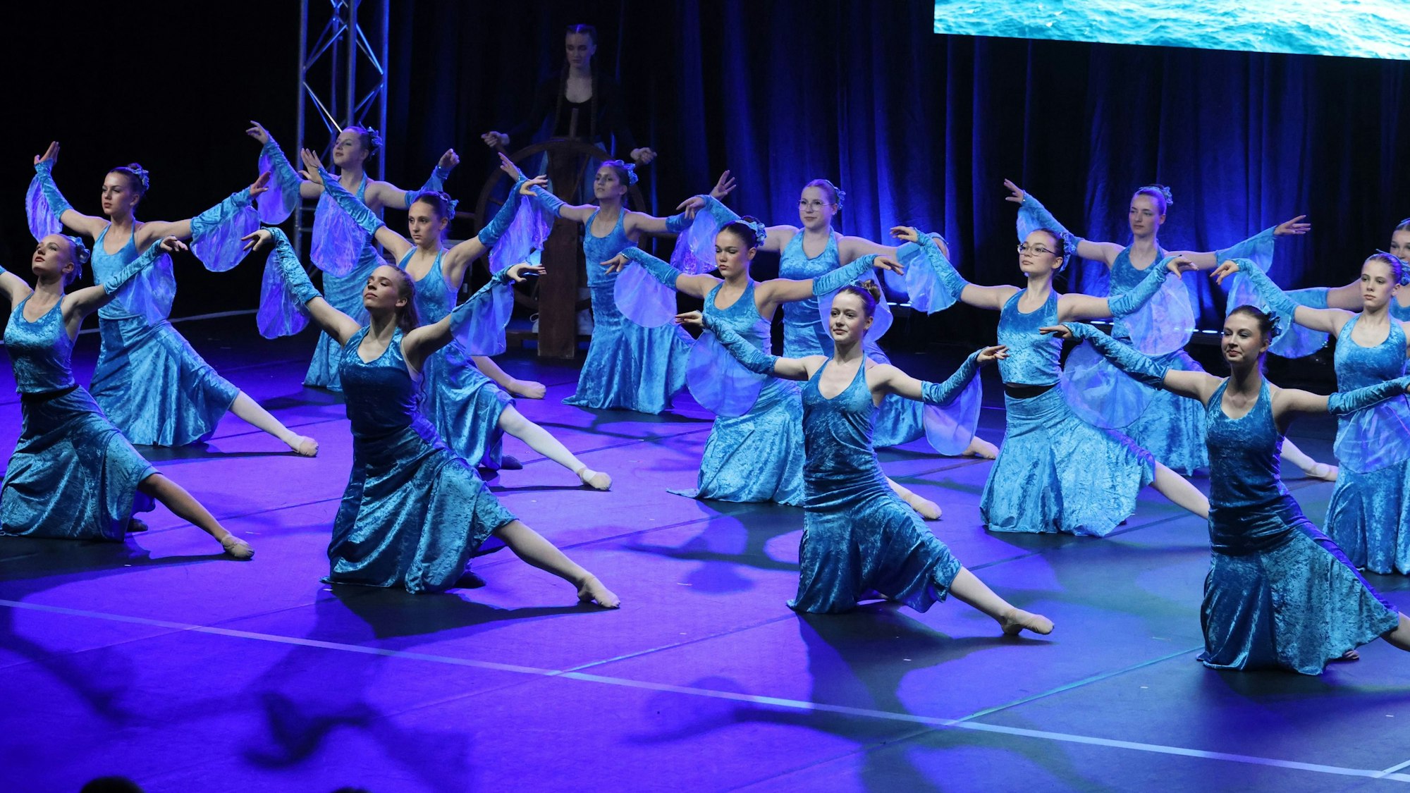 Tänzerinnen stellen bei "Classic meets Broadway" Wellen dar.