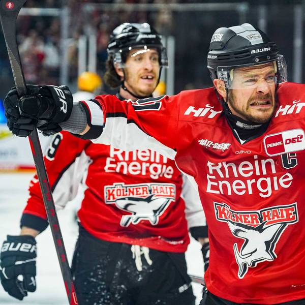 Gregor MacLeod (links) und Moritz Müller bejubeln den Ausgleichstreffer zum 1:1 durch Tim Wohlgemuth.