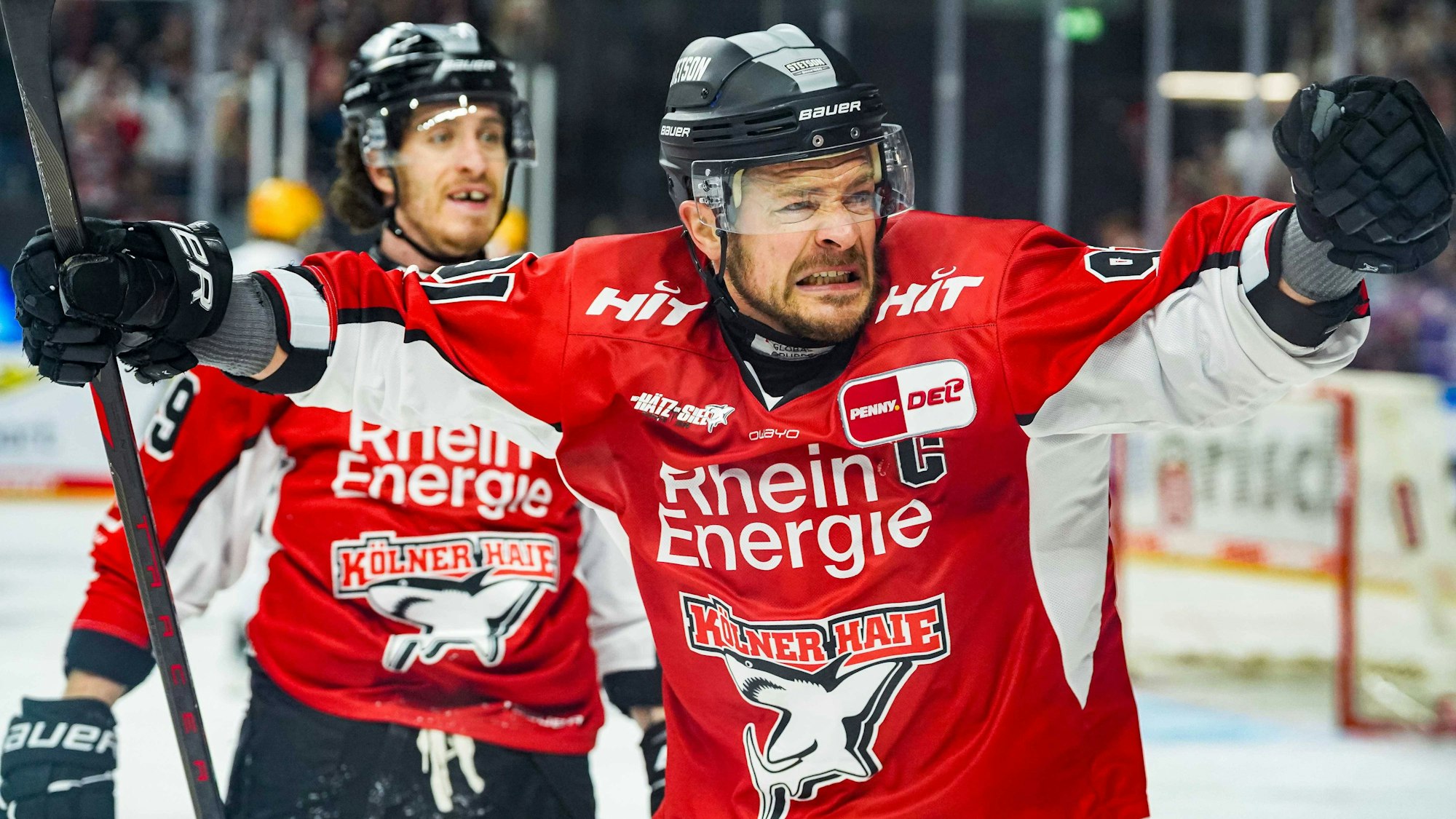 Gregor MacLeod (links) und Moritz Müller bejubeln den Ausgleichstreffer zum 1:1 durch Tim Wohlgemuth.