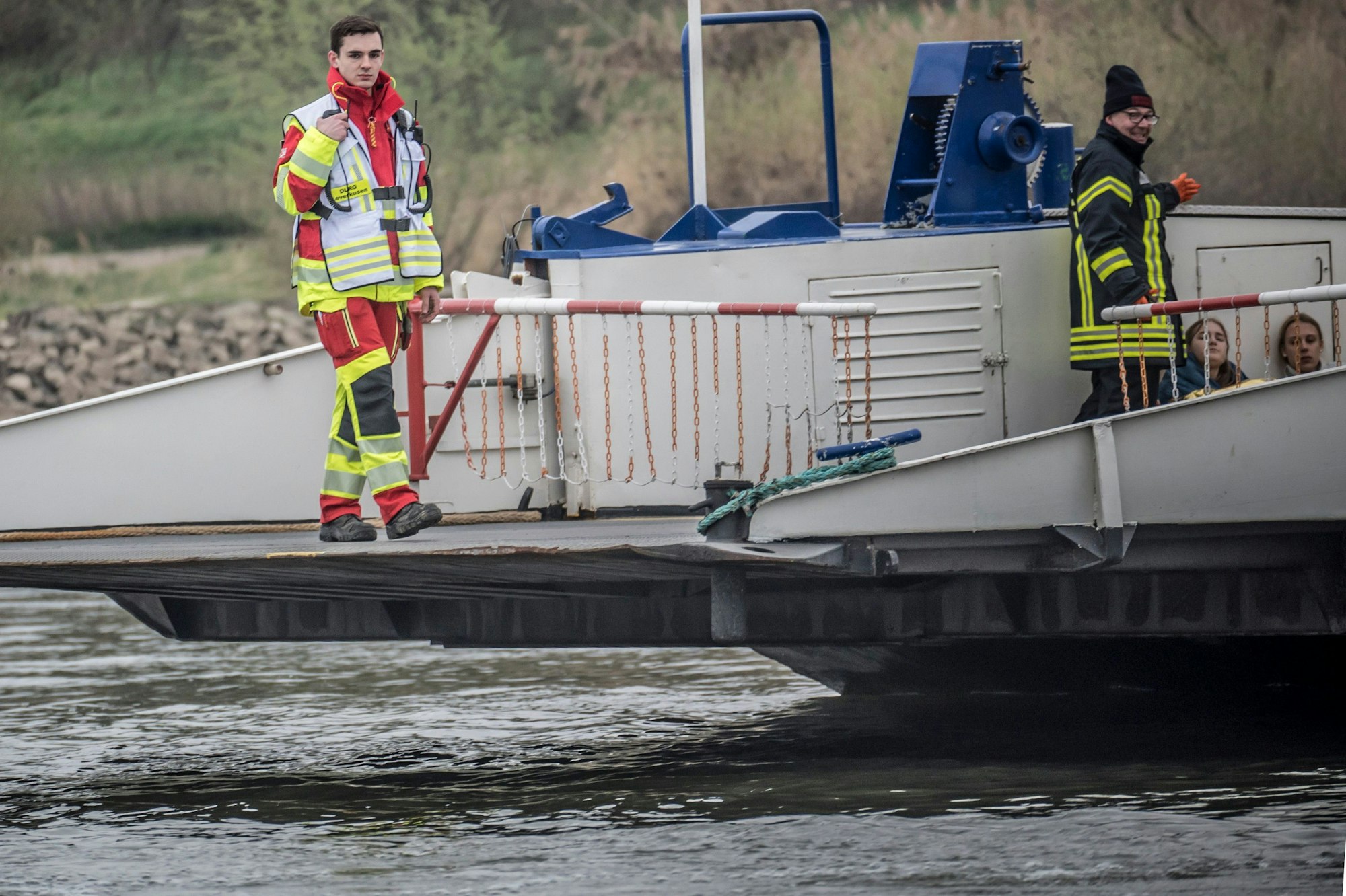 Übungsleiter Tim Theobald (DLRG) Übung an der Hitdorfer Fähre mit DLRG, Feuerwehr, DRK, Freiwillige Feuerwehr.