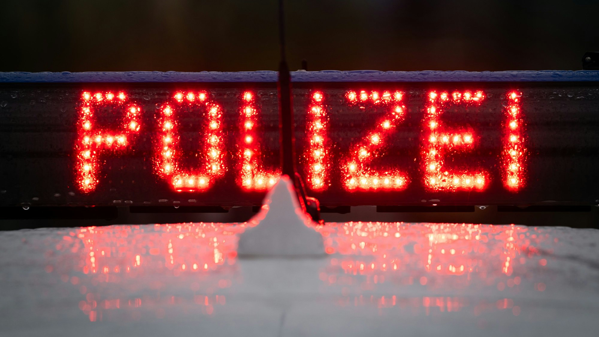 Die Signalanzeige „Polizei“ auf einem Polizeifahrzeug.