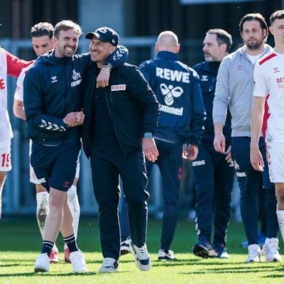 Gerhard Struber und sein Assistent Bernd Eibler waren nach dem Schlusspfiff in Paderborn erleichtert.