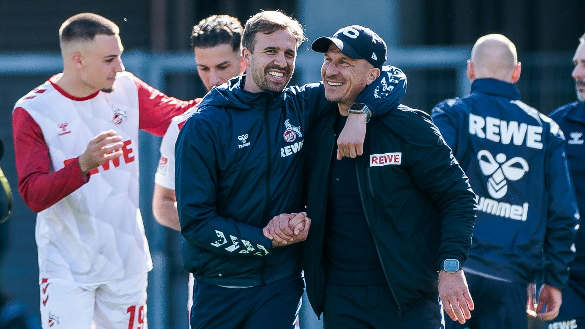 Gerhard Struber und sein Assistent Bernd Eibler waren nach dem Schlusspfiff in Paderborn erleichtert.