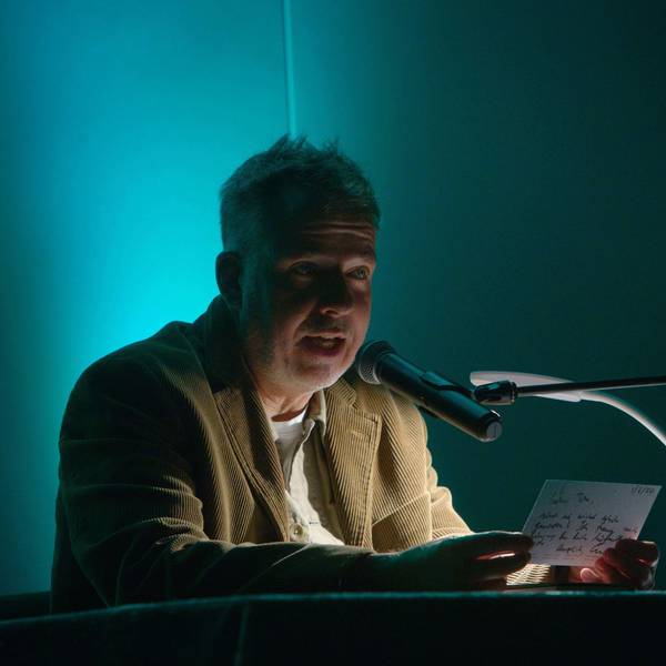Autor Tom Saller im Forum der Voßbruchhalle.