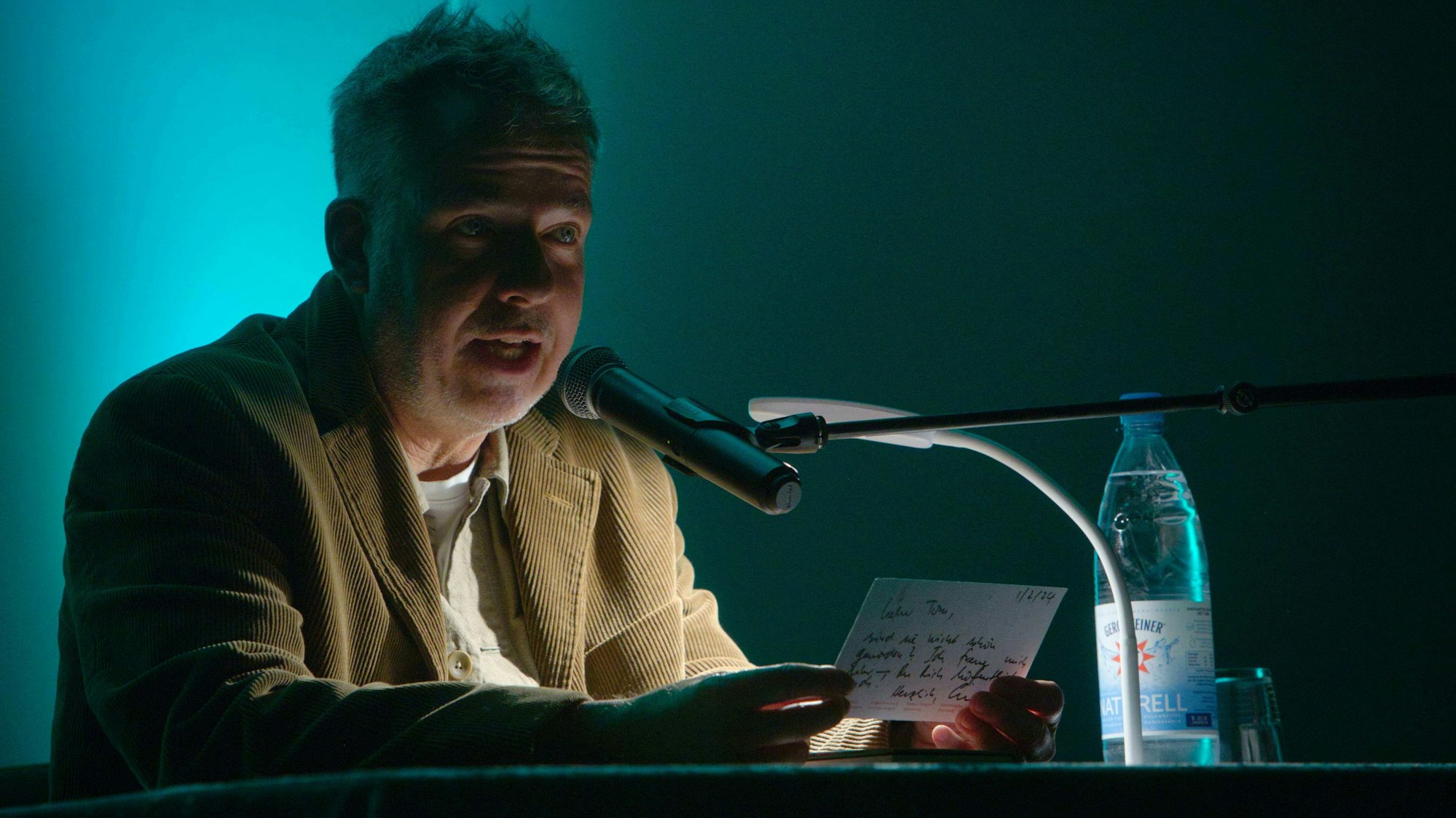 Autor Tom Saller im Forum der Voßbruchhalle.