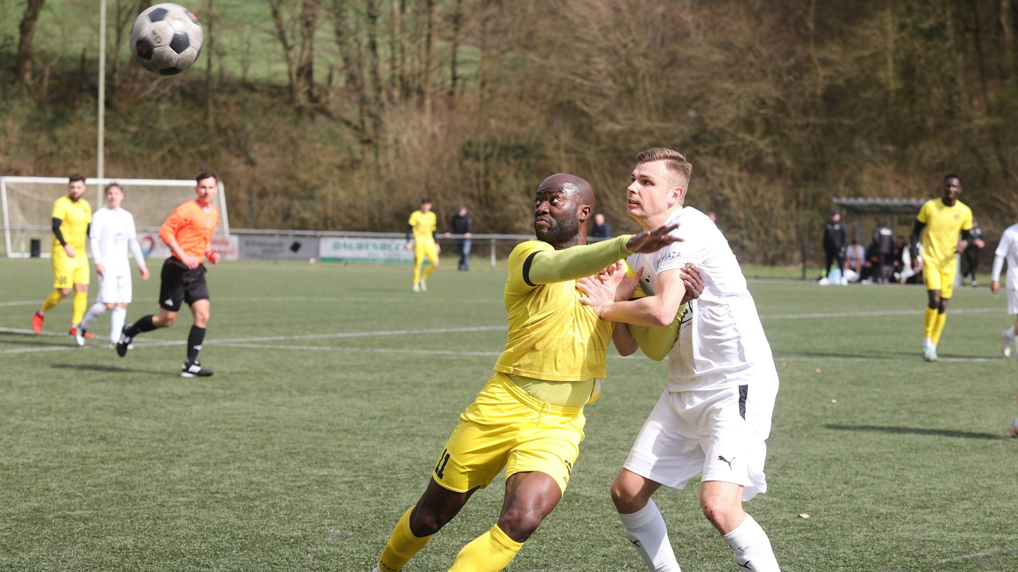 Zweikampf um den Ball.