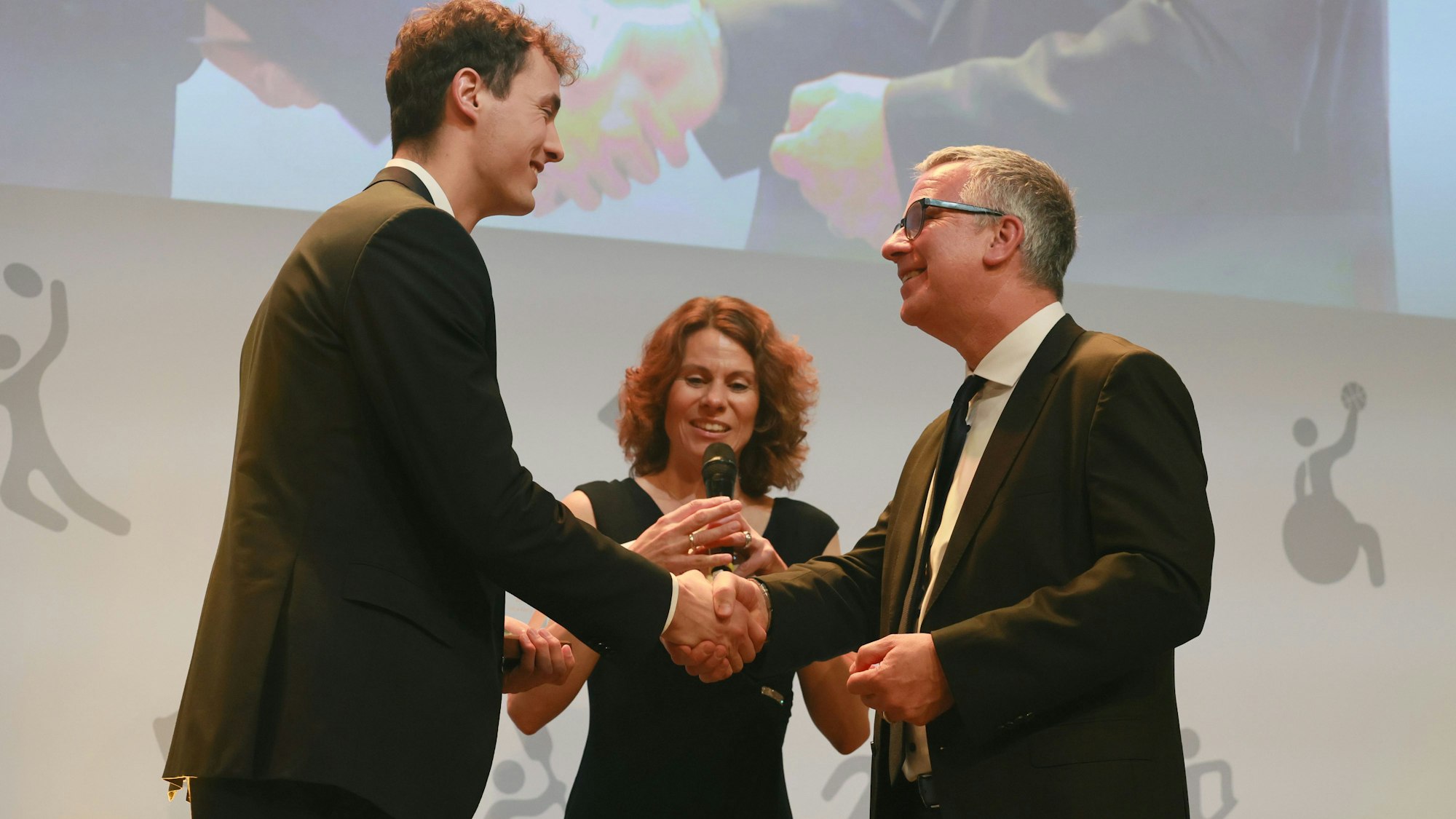 Kölsche SportNacht, Wir ehren die Besten!, Empfang im Dachsalon mit der Verleihung der Großen Sportplakette der Stadt Köln und Gala mit Ehrung von Kölns Sportlerin, Sportler und Team 2024, sowie
der Person des Kölner Sports und
des/der Nachwuchssportler und Nachwuchssportlerinnen 2024, KSTA Chefredakteur Christian Hümmeler ehrt in Vertretung für Handballnationalspieler Julian Köster seinen Bruder Moritz, 29.03.2025, Bild: Herbert Bucco