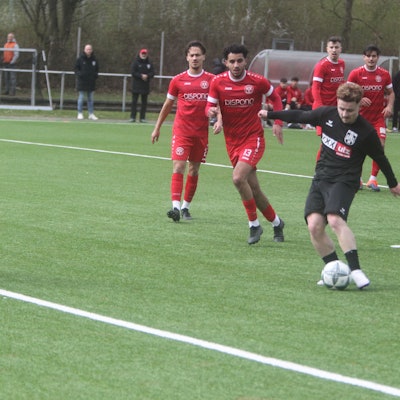 Toreschießen leicht gemacht: Kai Schusters erzielt das 1:0 für den FC Hennef, sieben Endenicher Spieler schauen zu.