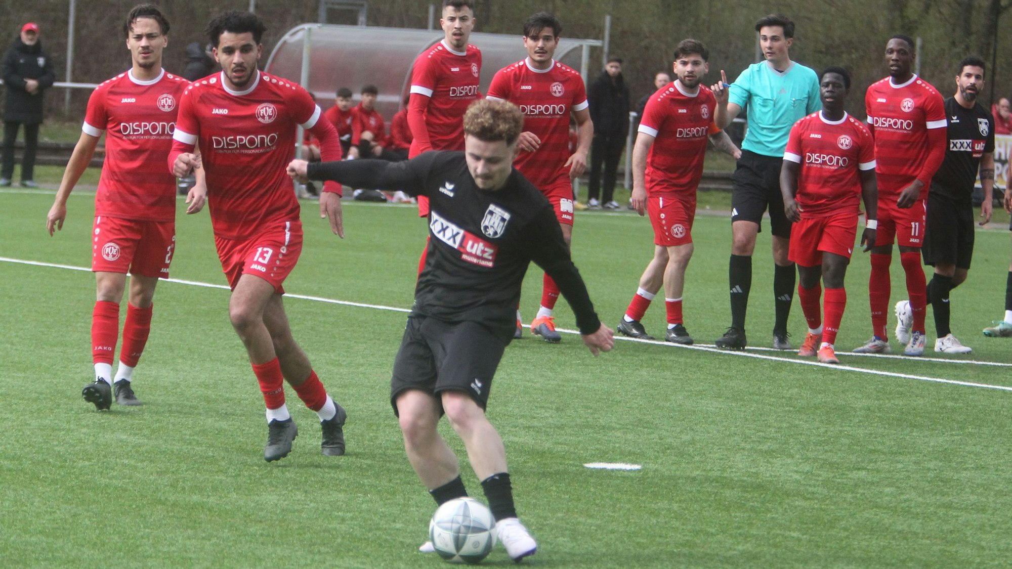Toreschießen leicht gemacht: Kai Schusters erzielt das 1:0 für den FC Hennef, sieben Endenicher Spieler schauen zu.