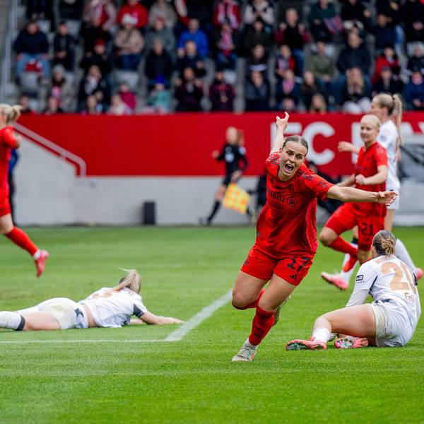 Klara Buehl FC Bayern Muenchen Frauen, 17 dreht jubelnd ab, sie hat eben das Tor zum 1:0 erzielt gegen Friederike Repohl Torfrau, Bayer 04 Leverkusen, 27 und Estrella Merino Gonzales Bayer 04 Leverkusen, 20, rechts. FC Bayern Muenchen Frauen gegen Bayer 04 Leverkusen, Fussball, Google Pixel Frauen-Bundesliga, 18. Spieltag, Saison 2024/2025, 30.03.2025. DFL DFB REGULATIONS PROHIBIT ANY USE OF PHOTOGRAPHS as IMAGE SEQUENCES and or QUASI-VIDEO. FC Bayern Muenchen Frauen gegen Bayer 04 Leverkusen, Fussball, Google Pixel Frauen-Bundesliga, 18. Spieltag, Saison 2024/2025, 30.03.2025. Muenchen *** Klara Buehl FC Bayern Muenchen Frauen, 17 turns away jubilantly, she has just scored the goal for 1 0 against Friederike Repohl Goalkeeper, Bayer 04 Leverkusen, 27 and Estrella Merino Gonzales Bayer 04 Leverkusen, 20 , right FC Bayern Muenchen Frauen vs Bayer 04 Leverkusen, Soccer, Google Pixel Frauen Bundesliga, 18 Spieltag, Saison 2024 2025, 30 03 2025 DFL DFB REGULATIONS PROHIBIT ANY USE OF PHOTOGRAPHS as IMAGE SEQUENCES and or QUASI VIDEO FC Bayern Muenchen Frauen gegen Bayer 04 Leverkusen, Fussball, Google Pixel Frauen Bundesliga, 18 Spieltag, Saison 2024 2025, 30 03 2025 Muenchen Copyright: xEibner-Pressefoto/HeikexFeinerx EP_HFR
