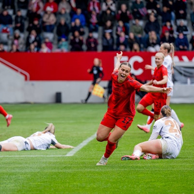 Klara Buehl FC Bayern Muenchen Frauen, 17 dreht jubelnd ab, sie hat eben das Tor zum 1:0 erzielt gegen Friederike Repohl Torfrau, Bayer 04 Leverkusen, 27 und Estrella Merino Gonzales Bayer 04 Leverkusen, 20, rechts. FC Bayern Muenchen Frauen gegen Bayer 04 Leverkusen, Fussball, Google Pixel Frauen-Bundesliga, 18. Spieltag, Saison 2024/2025, 30.03.2025. DFL DFB REGULATIONS PROHIBIT ANY USE OF PHOTOGRAPHS as IMAGE SEQUENCES and or QUASI-VIDEO. FC Bayern Muenchen Frauen gegen Bayer 04 Leverkusen, Fussball, Google Pixel Frauen-Bundesliga, 18. Spieltag, Saison 2024/2025, 30.03.2025. Muenchen *** Klara Buehl FC Bayern Muenchen Frauen, 17 turns away jubilantly, she has just scored the goal for 1 0 against Friederike Repohl Goalkeeper, Bayer 04 Leverkusen, 27 and Estrella Merino Gonzales Bayer 04 Leverkusen, 20 , right FC Bayern Muenchen Frauen vs Bayer 04 Leverkusen, Soccer, Google Pixel Frauen Bundesliga, 18 Spieltag, Saison 2024 2025, 30 03 2025 DFL DFB REGULATIONS PROHIBIT ANY USE OF PHOTOGRAPHS as IMAGE SEQUENCES and or QUASI VIDEO FC Bayern Muenchen Frauen gegen Bayer 04 Leverkusen, Fussball, Google Pixel Frauen Bundesliga, 18 Spieltag, Saison 2024 2025, 30 03 2025 Muenchen Copyright: xEibner-Pressefoto/HeikexFeinerx EP_HFR