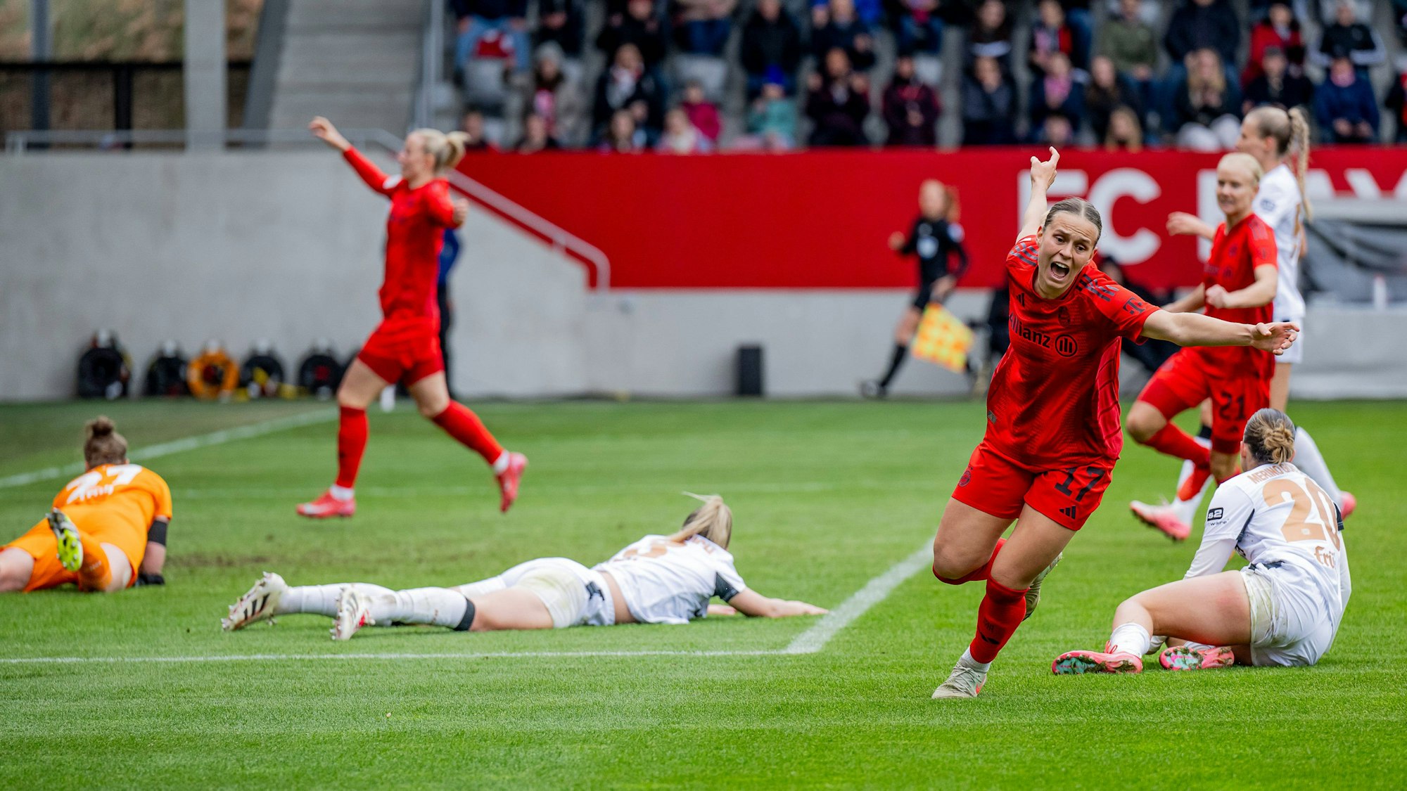 Klara Buehl FC Bayern Muenchen Frauen, 17 dreht jubelnd ab, sie hat eben das Tor zum 1:0 erzielt gegen Friederike Repohl Torfrau, Bayer 04 Leverkusen, 27 und Estrella Merino Gonzales Bayer 04 Leverkusen, 20, rechts. FC Bayern Muenchen Frauen gegen Bayer 04 Leverkusen, Fussball, Google Pixel Frauen-Bundesliga, 18. Spieltag, Saison 2024/2025, 30.03.2025. DFL DFB REGULATIONS PROHIBIT ANY USE OF PHOTOGRAPHS as IMAGE SEQUENCES and or QUASI-VIDEO. FC Bayern Muenchen Frauen gegen Bayer 04 Leverkusen, Fussball, Google Pixel Frauen-Bundesliga, 18. Spieltag, Saison 2024/2025, 30.03.2025. Muenchen *** Klara Buehl FC Bayern Muenchen Frauen, 17 turns away jubilantly, she has just scored the goal for 1 0 against Friederike Repohl Goalkeeper, Bayer 04 Leverkusen, 27 and Estrella Merino Gonzales Bayer 04 Leverkusen, 20 , right FC Bayern Muenchen Frauen vs Bayer 04 Leverkusen, Soccer, Google Pixel Frauen Bundesliga, 18 Spieltag, Saison 2024 2025, 30 03 2025 DFL DFB REGULATIONS PROHIBIT ANY USE OF PHOTOGRAPHS as IMAGE SEQUENCES and or QUASI VIDEO FC Bayern Muenchen Frauen gegen Bayer 04 Leverkusen, Fussball, Google Pixel Frauen Bundesliga, 18 Spieltag, Saison 2024 2025, 30 03 2025 Muenchen Copyright: xEibner-Pressefoto/HeikexFeinerx EP_HFR