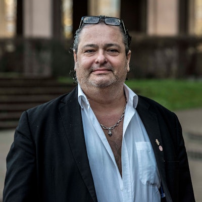 Der Rechtsanwalt Claus Eßer sticht aus der Masse von Juristen heraus.