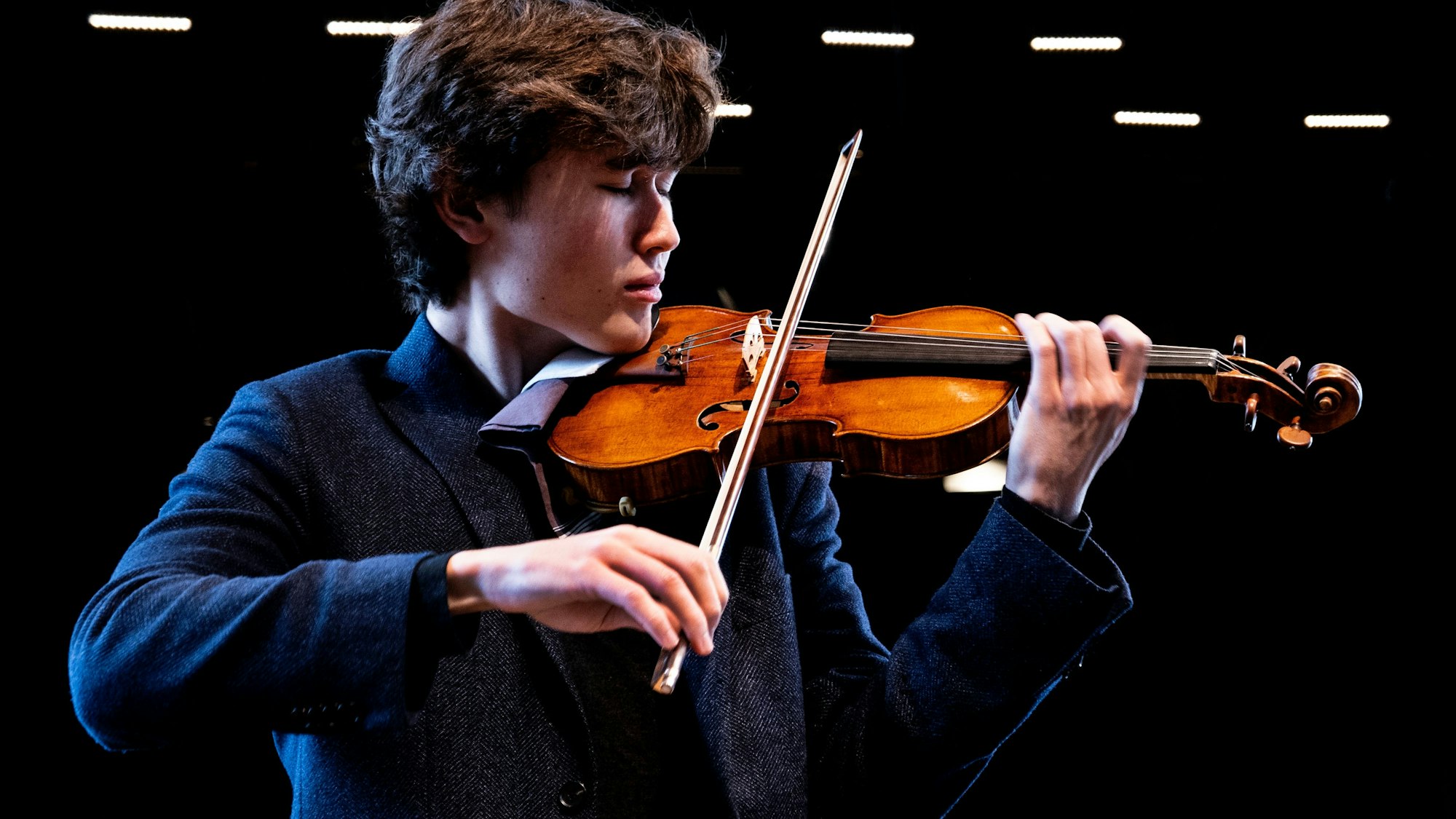 Daniel Lozakovich spielt auf einer Geige.