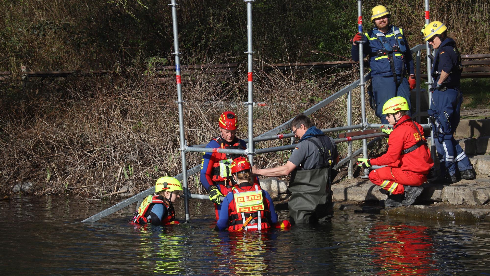 Technisches Hilfswerk und DLRG bauten gemeinsam einen Rettungssteg auf.