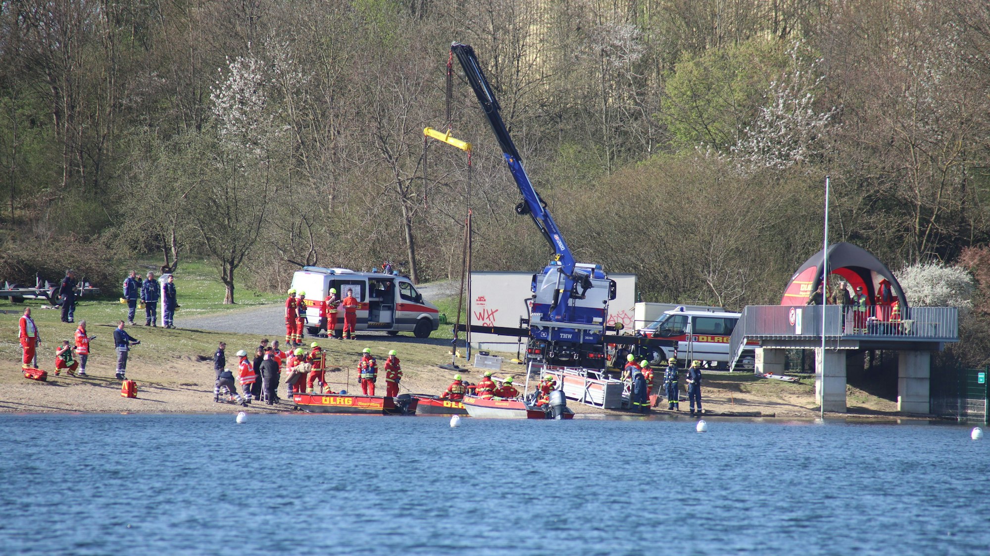 Die DLRG machte im Rahmen des Katastrophenschutzhelfer-Lehrgangs eine Großübung mit Feuerwehr, DRK und THW am Rotter See.