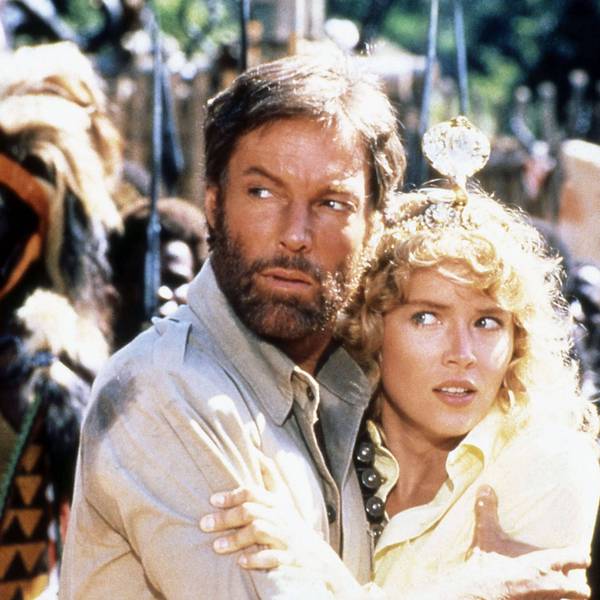 Neben der jungen Sharon Stone (r) im Abenteuerspaß „Quatermain“.