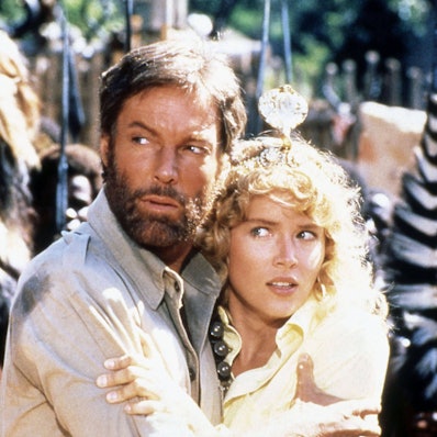 Neben der jungen Sharon Stone (r) im Abenteuerspaß „Quatermain“.