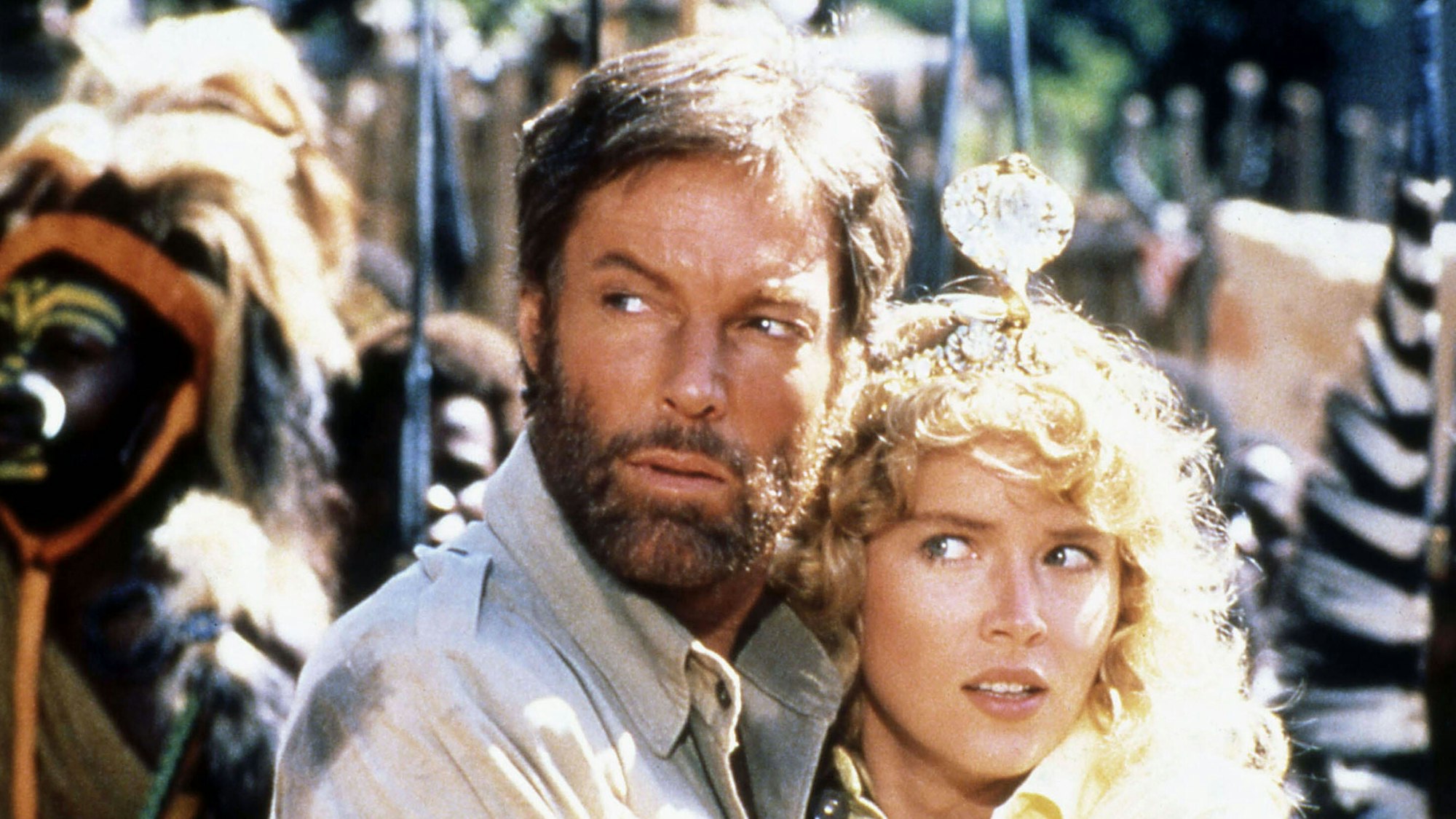 Neben der jungen Sharon Stone (r) im Abenteuerspaß „Quatermain“.