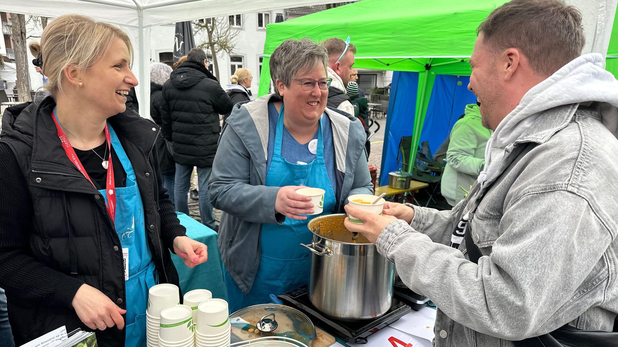 Die Hope's Angel Foundation wird in diesem Jahr zehn Jahre alt, mit einer Erdnuss-Süßkartoffel-Suppe waren die Aktiven vertreten.