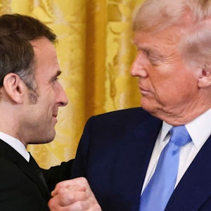 Der französische Präsident Emmanuel Macron und US-Präsident Donald Trump im Februar im Weißen Haus. Nun verschickte die US-Botschaft in Paris einen Fragebogen an Firmen zur Einhaltung von US-Vorschriften.