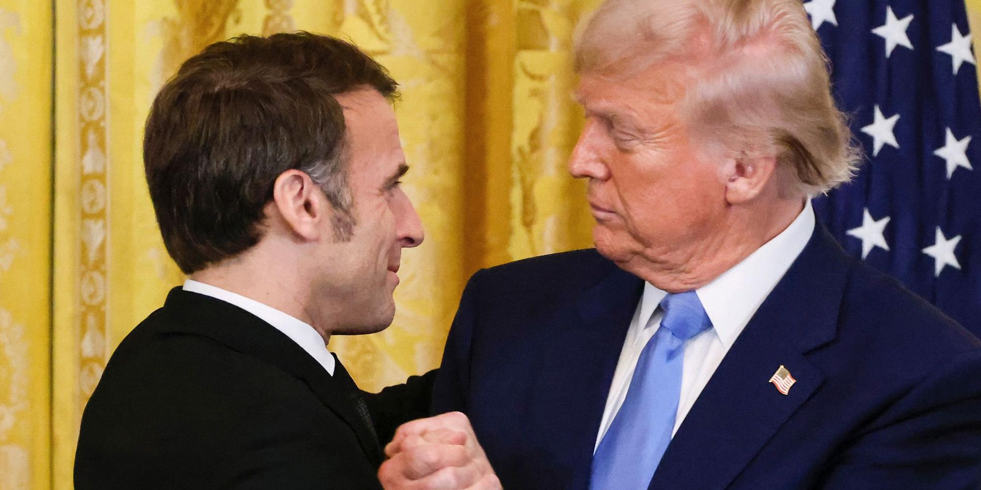 Der französische Präsident Emmanuel Macron und US-Präsident Donald Trump im Februar im Weißen Haus. Nun verschickte die US-Botschaft in Paris einen Fragebogen an Firmen zur Einhaltung von US-Vorschriften.