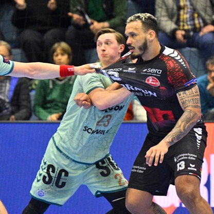 Abwehrszene mit Stepan Zeamn und Ole Pregler, die sich beide um den Melsunger Kreisläufer Rogeiro Moraes kümmern.